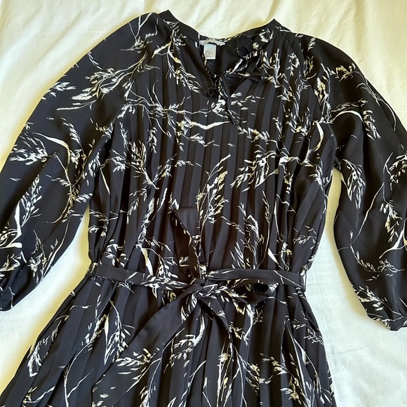 H&M Dresses & Skirts - • H&M dress